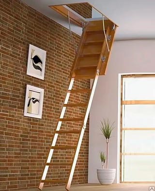 образец гармоничного применения чердачной лестницы в интерьере
