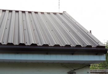 фрагмент крыши из профнастила